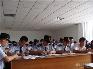 正在理論知識考試的保安